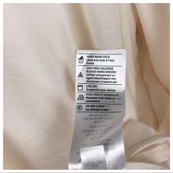 NWT Vince. Fitted Shaped Sleeve V-Neck Blouse in Cream Size XS - Picture 12 of 12